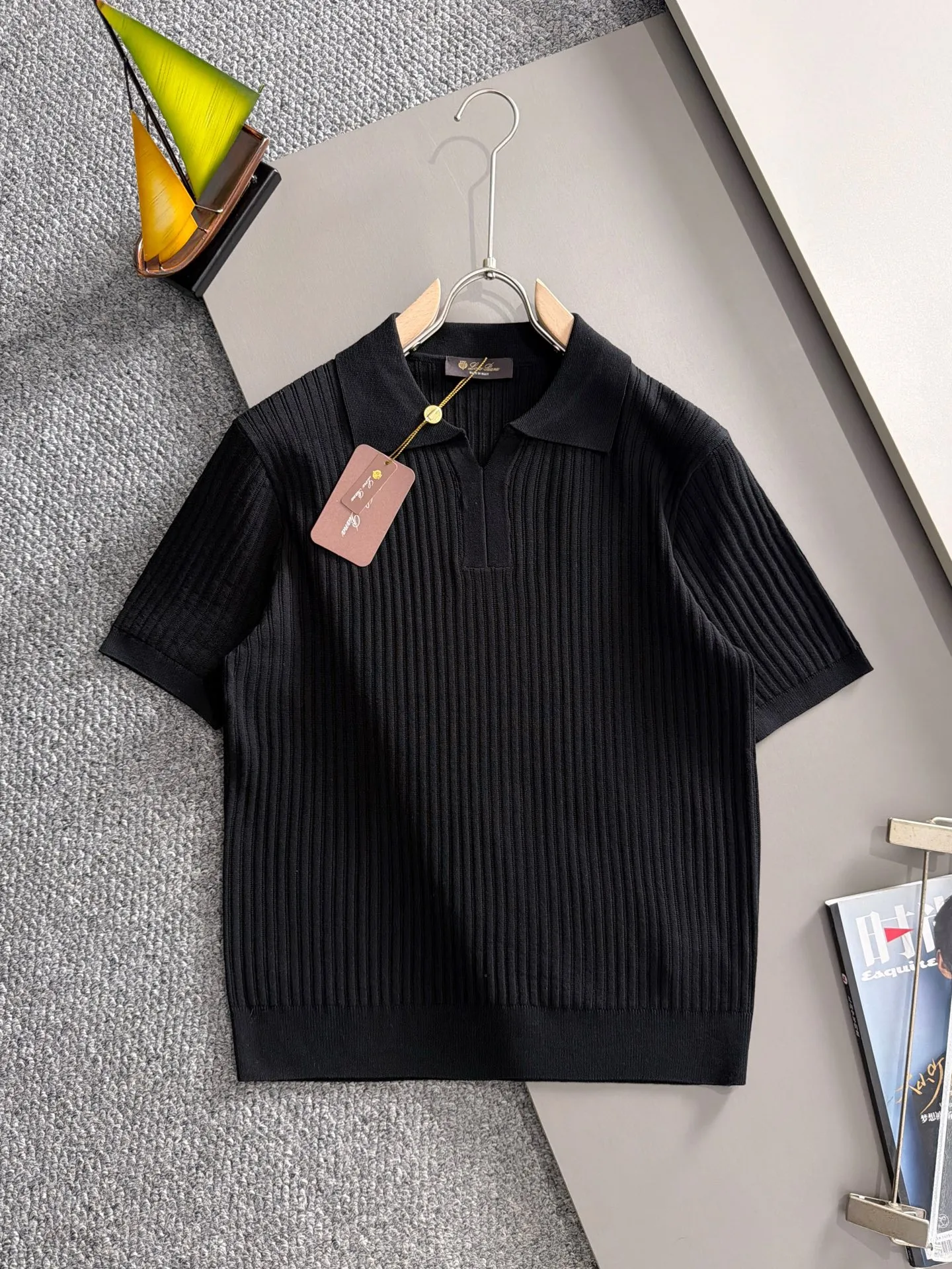 LP high quality Loro Piana 26ss New Arrival men's short-sleeved knitted T-shirt. Made of combed cotton yarn knitted cotton fabric, no pressure when entering and exiting the counter. Exclusive control of raw materials. It feels substantial when weighed, and the upper body is more textured than ordinary T-shirts. This texture can handle the weather easily and is suitable for both hot and cold! Loose fit design, looks noble. The only correct version is available Size: M to 4XL